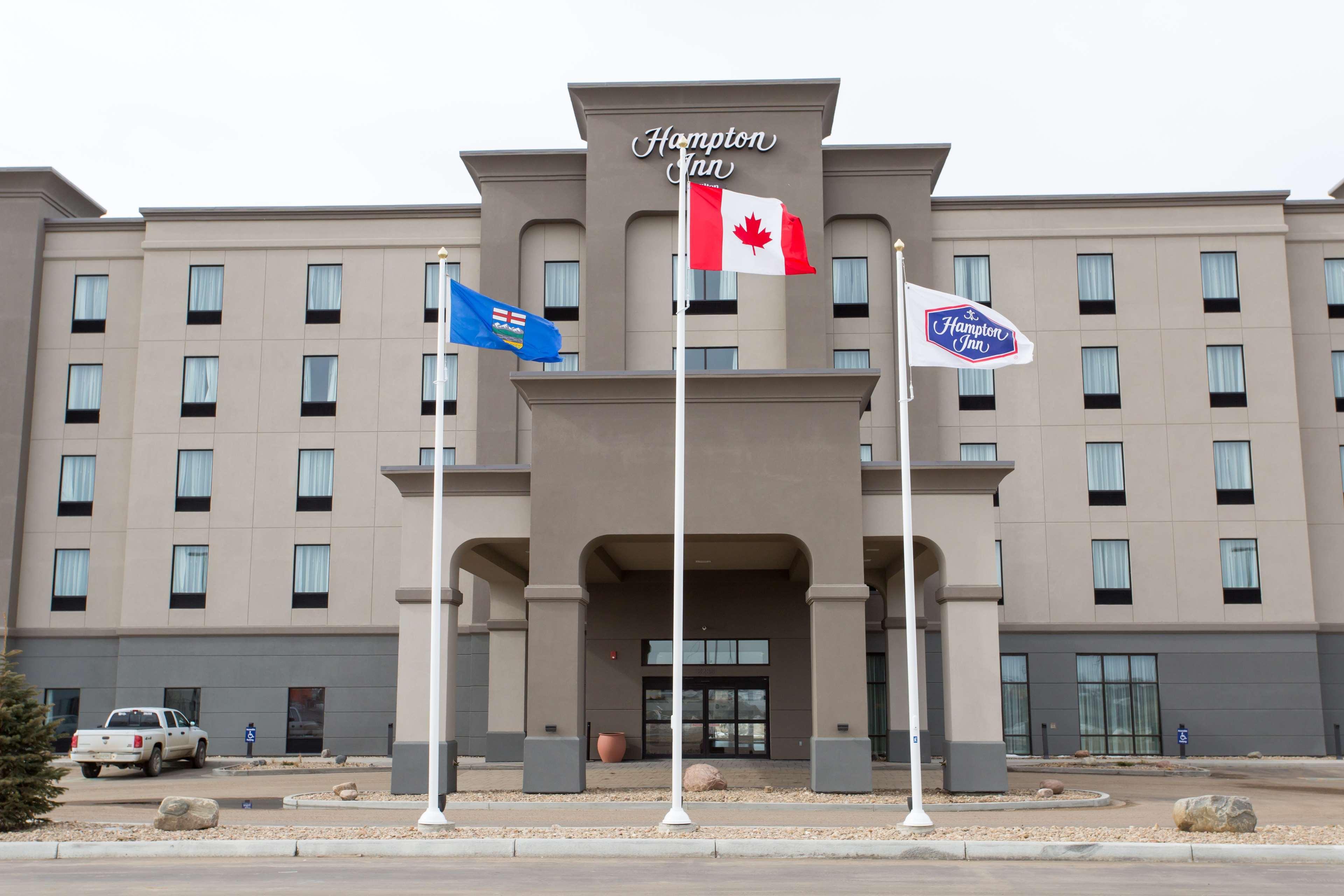 Hampton Inn By Hilton Ллойдминстер Экстерьер фото