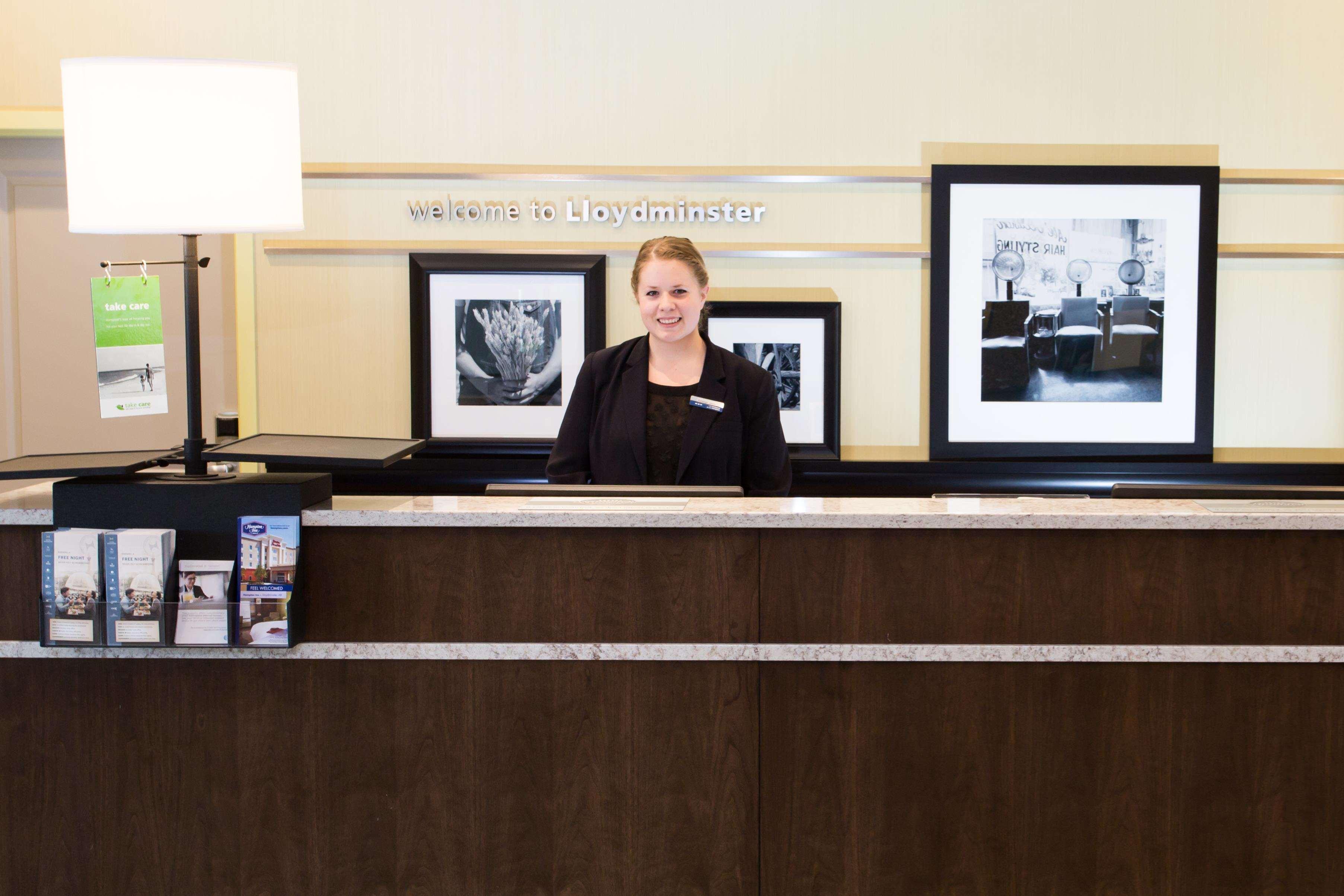 Hampton Inn By Hilton Ллойдминстер Экстерьер фото
