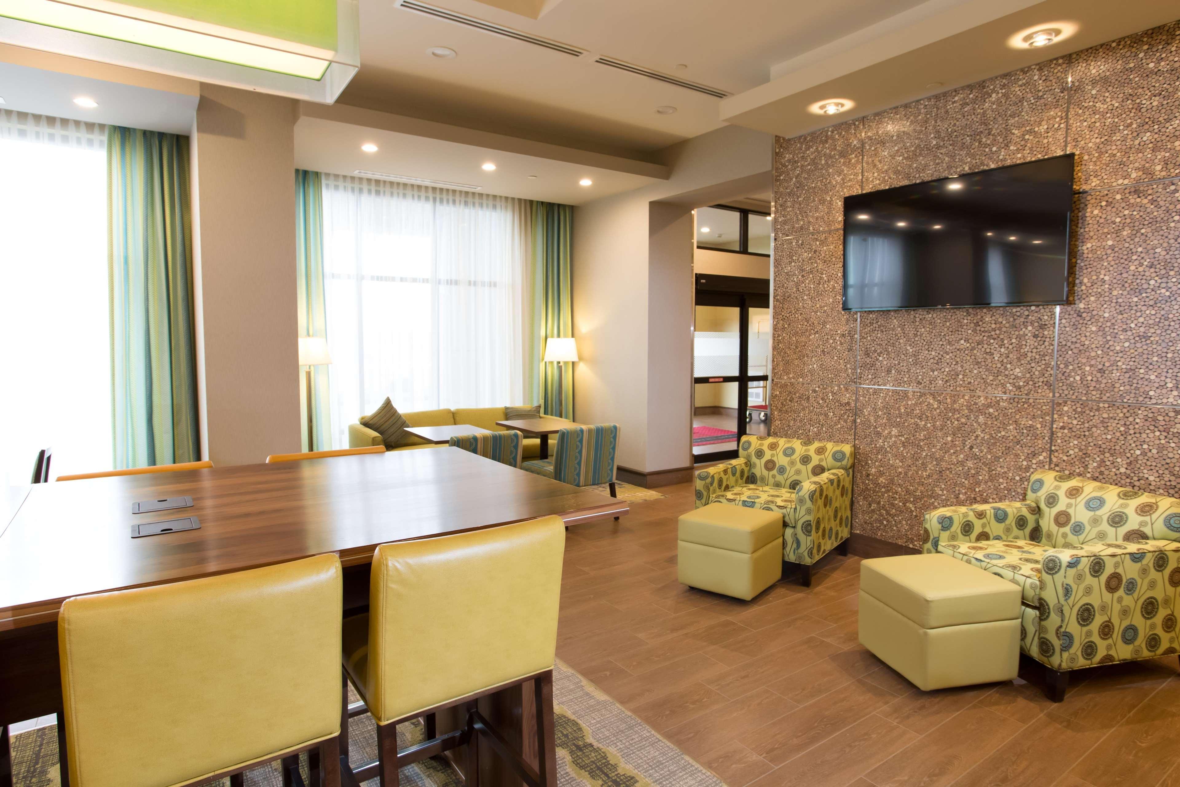 Hampton Inn By Hilton Ллойдминстер Экстерьер фото