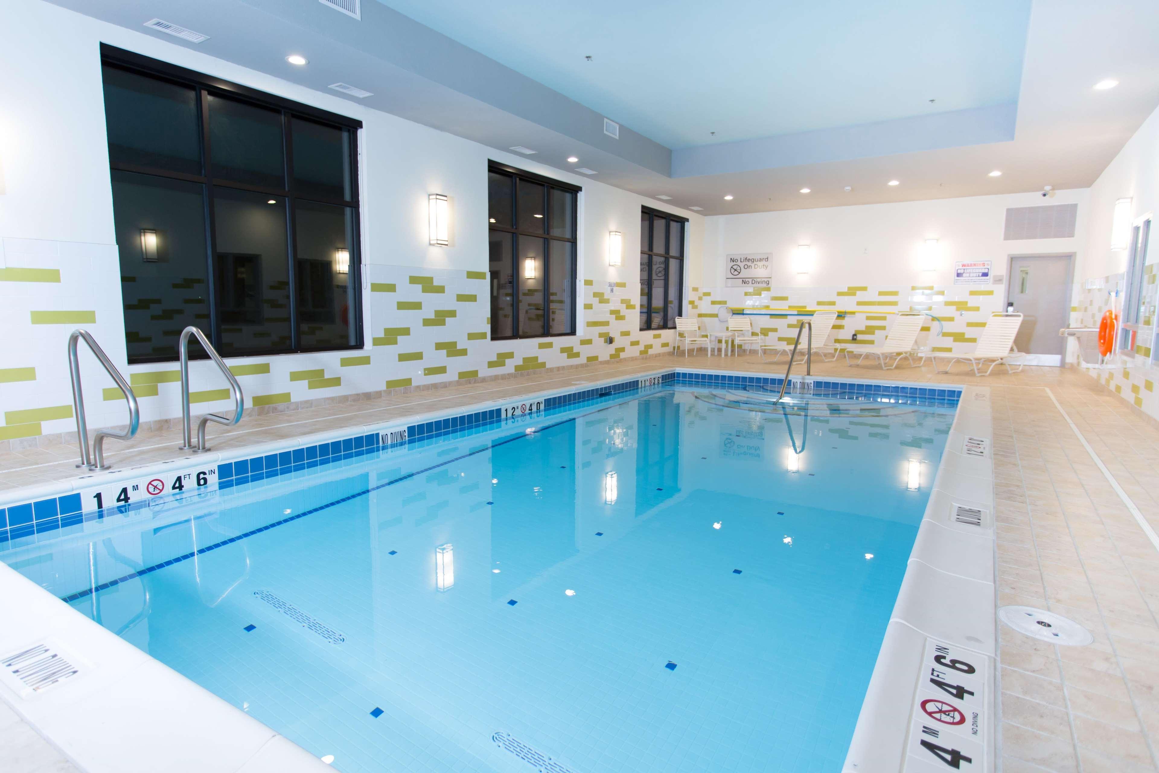 Hampton Inn By Hilton Ллойдминстер Экстерьер фото