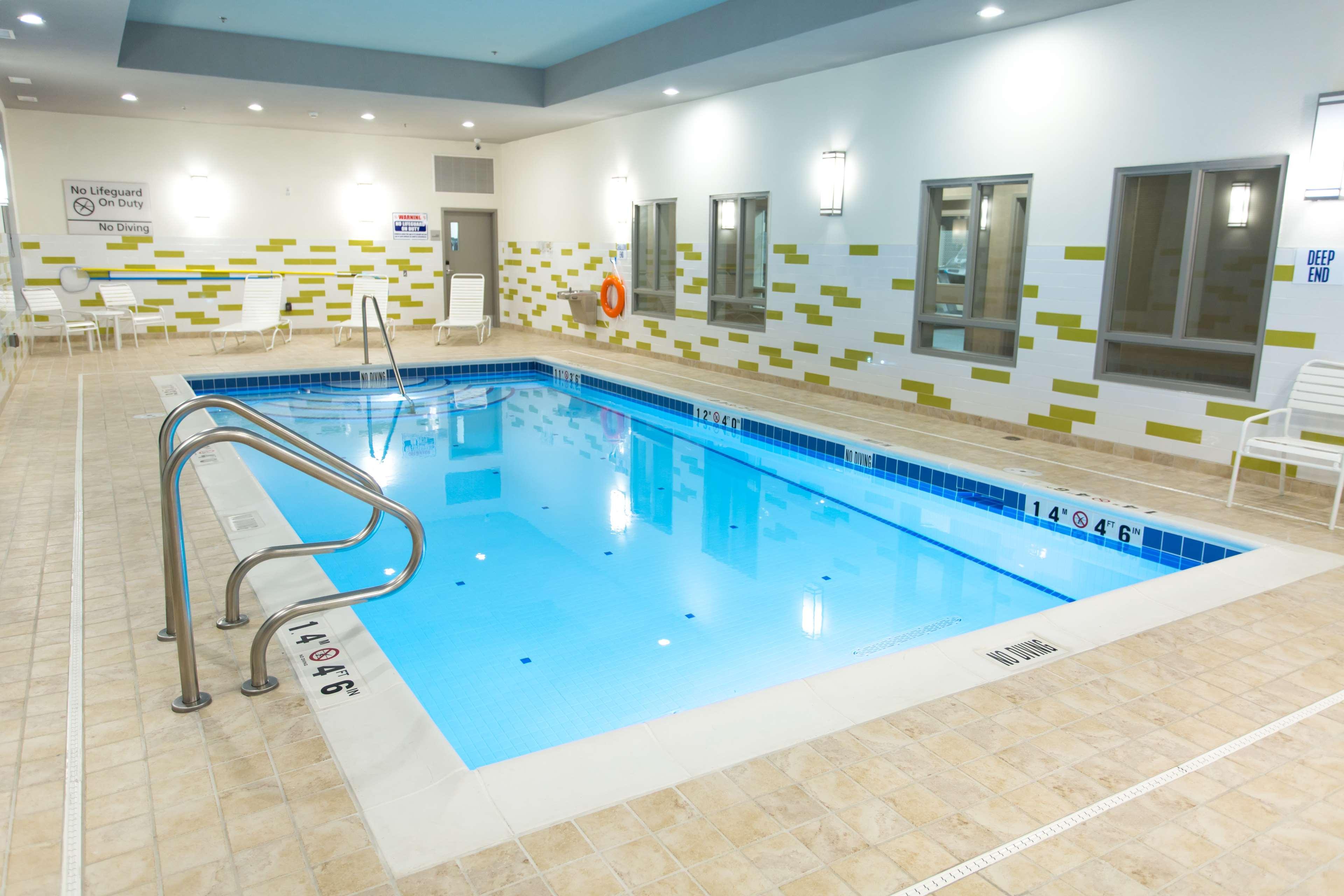 Hampton Inn By Hilton Ллойдминстер Экстерьер фото