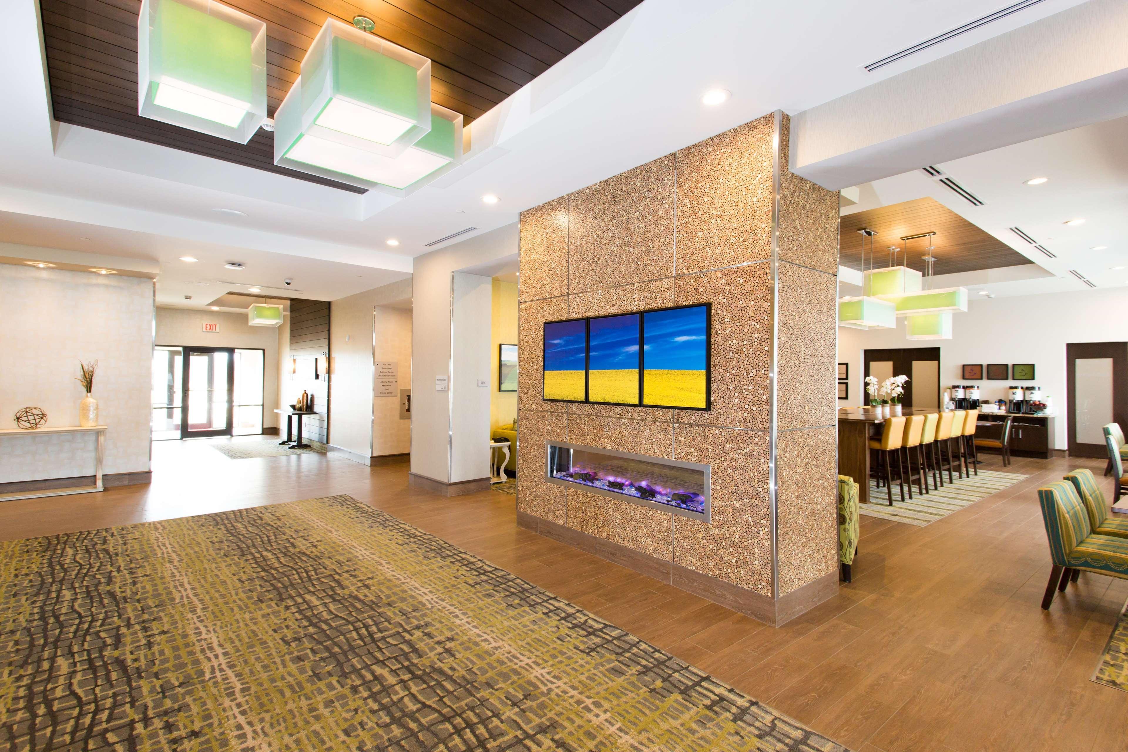 Hampton Inn By Hilton Ллойдминстер Экстерьер фото