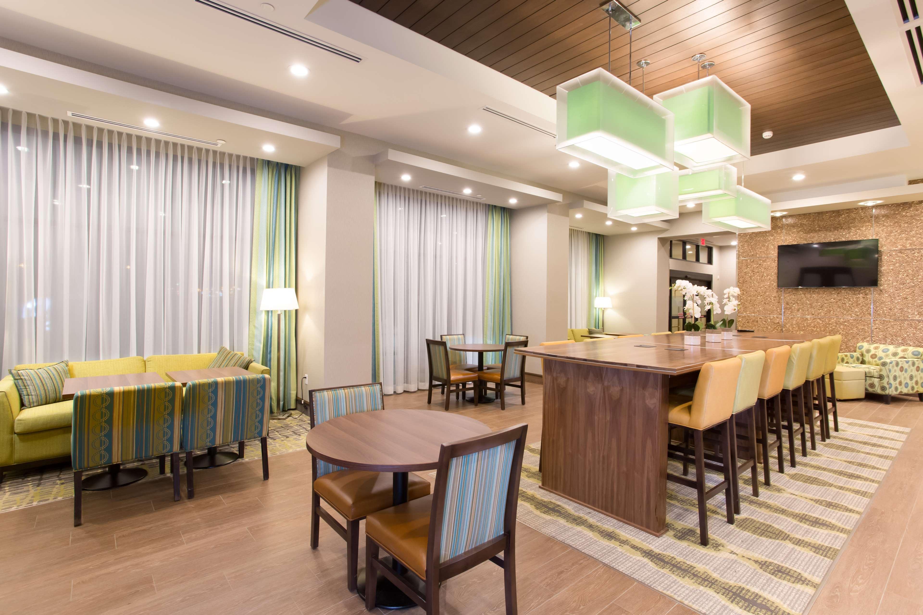 Hampton Inn By Hilton Ллойдминстер Экстерьер фото