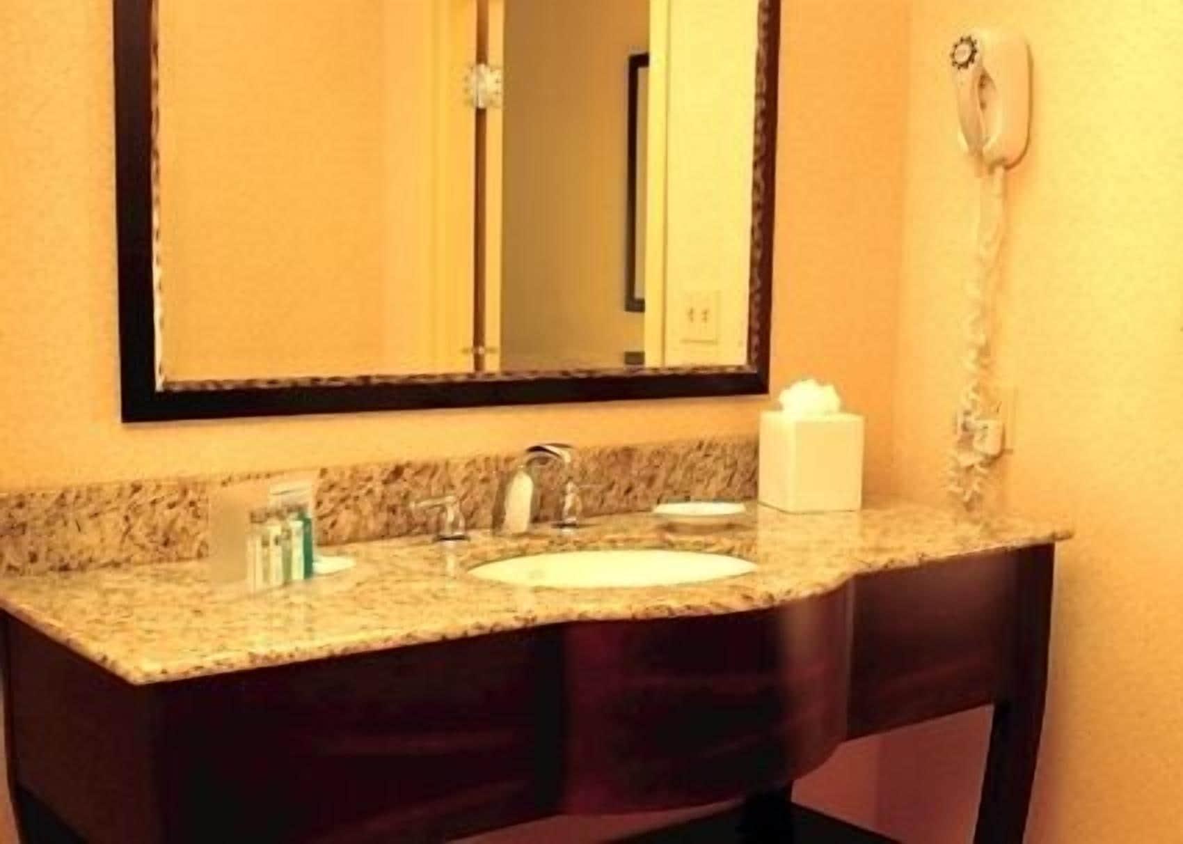 Hampton Inn By Hilton Ллойдминстер Экстерьер фото