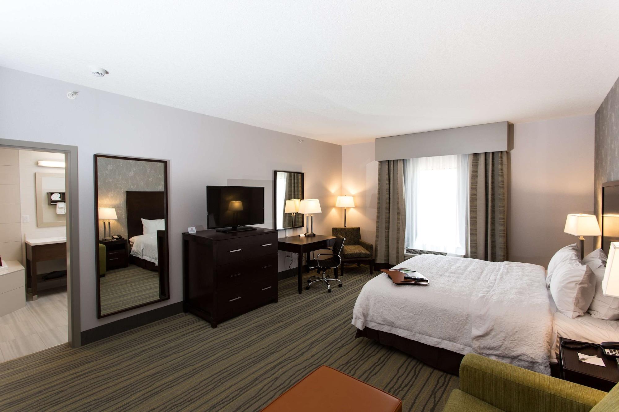 Hampton Inn By Hilton Ллойдминстер Экстерьер фото
