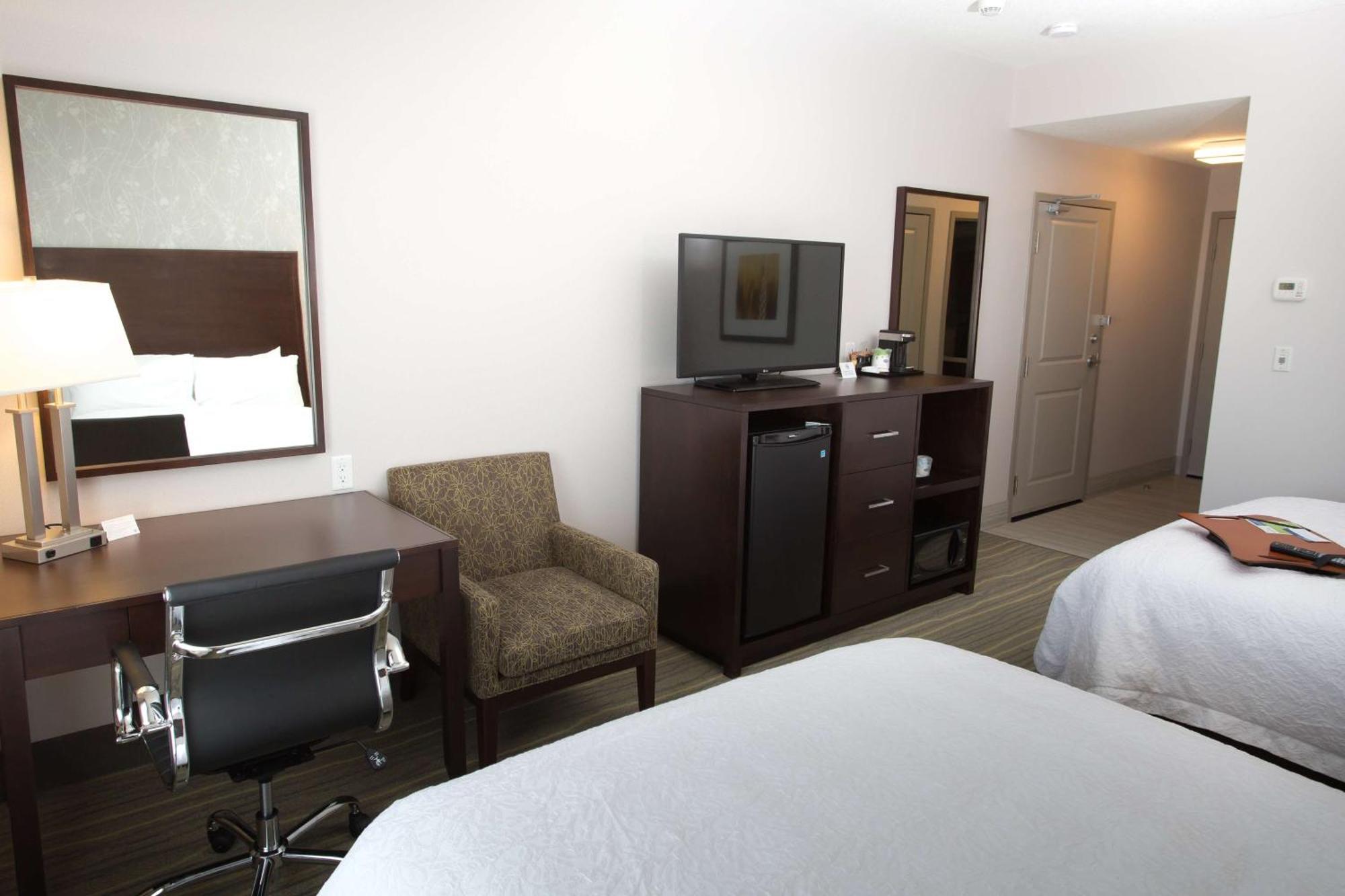 Hampton Inn By Hilton Ллойдминстер Экстерьер фото