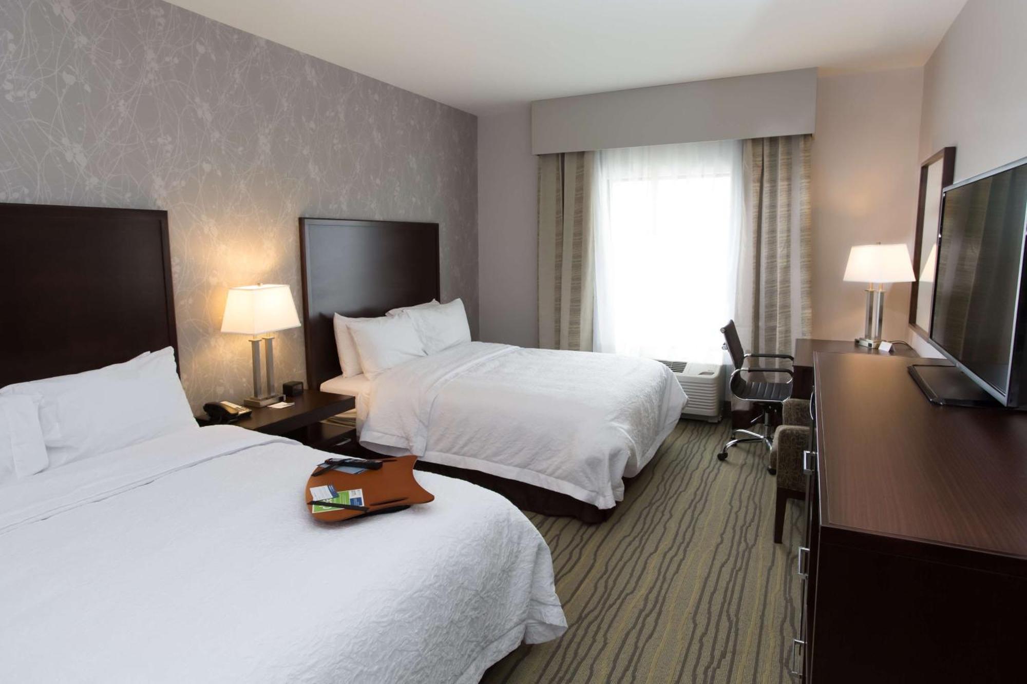Hampton Inn By Hilton Ллойдминстер Экстерьер фото