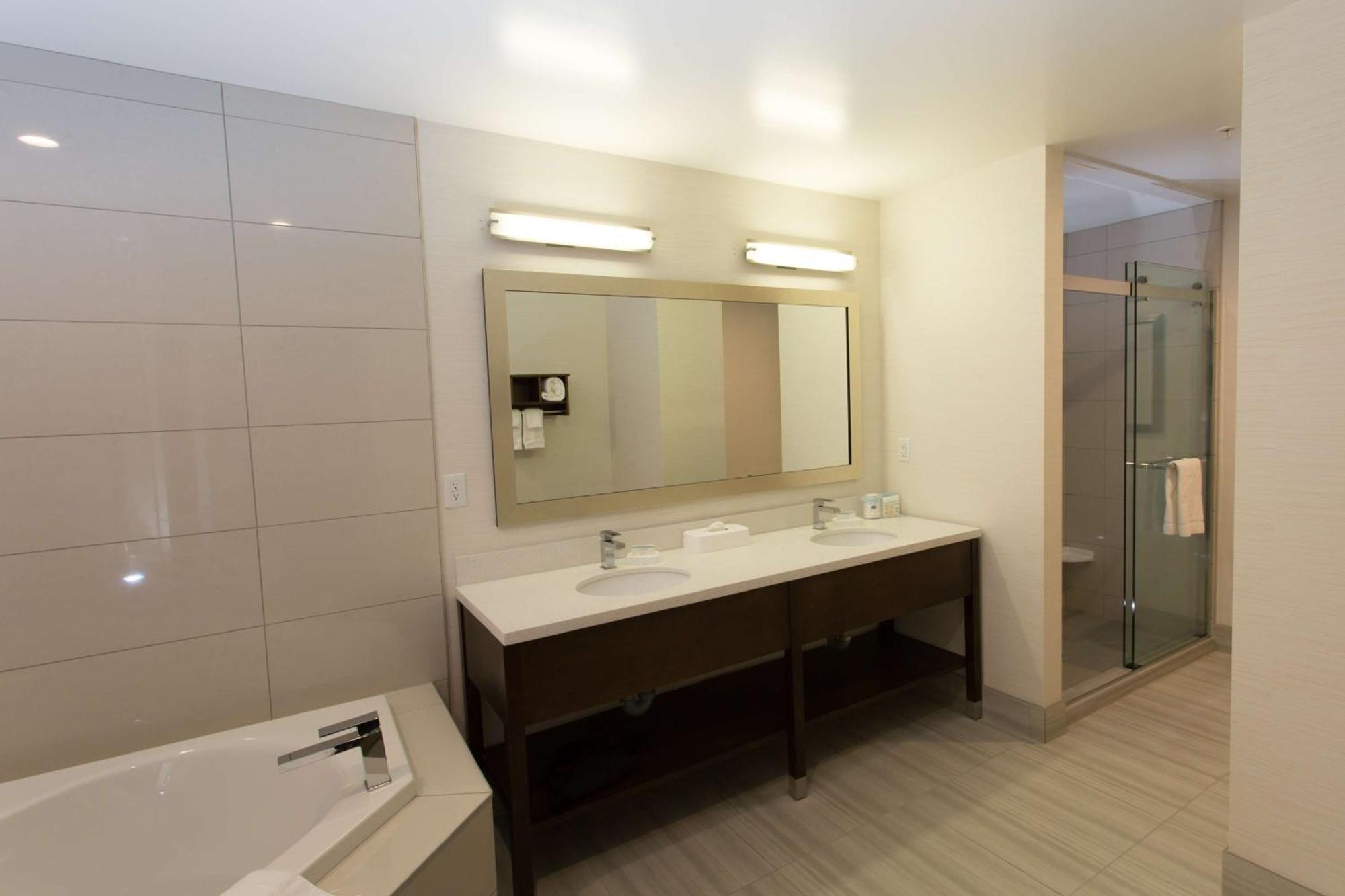 Hampton Inn By Hilton Ллойдминстер Экстерьер фото