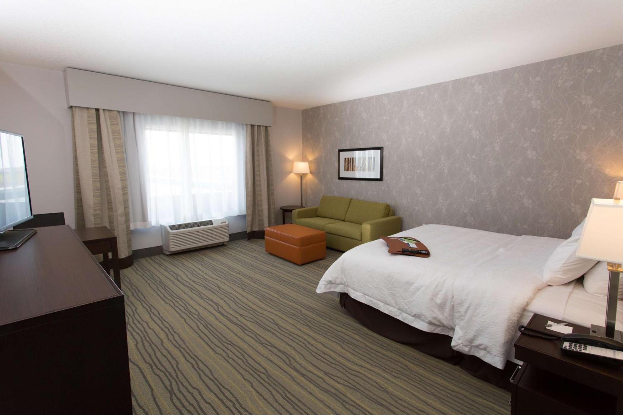 Hampton Inn By Hilton Ллойдминстер Экстерьер фото
