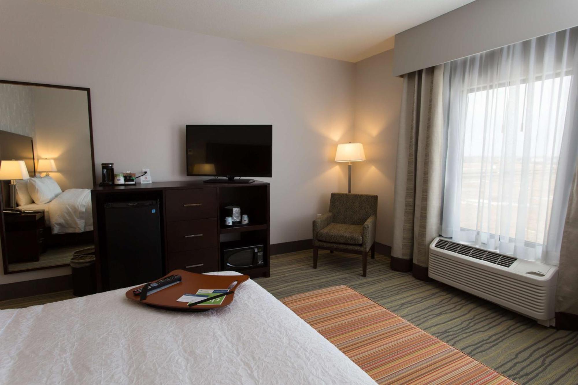 Hampton Inn By Hilton Ллойдминстер Экстерьер фото