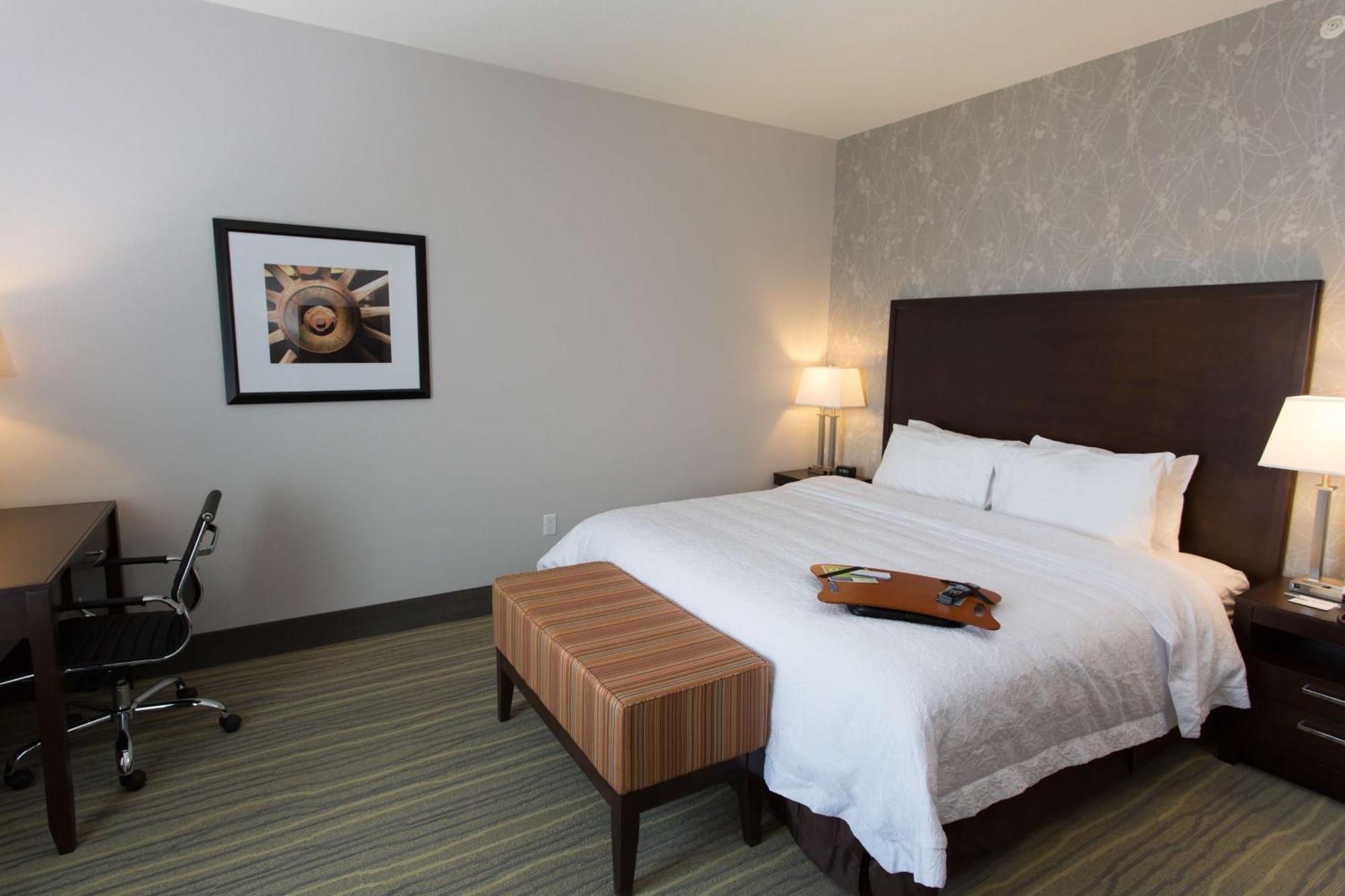 Hampton Inn By Hilton Ллойдминстер Экстерьер фото