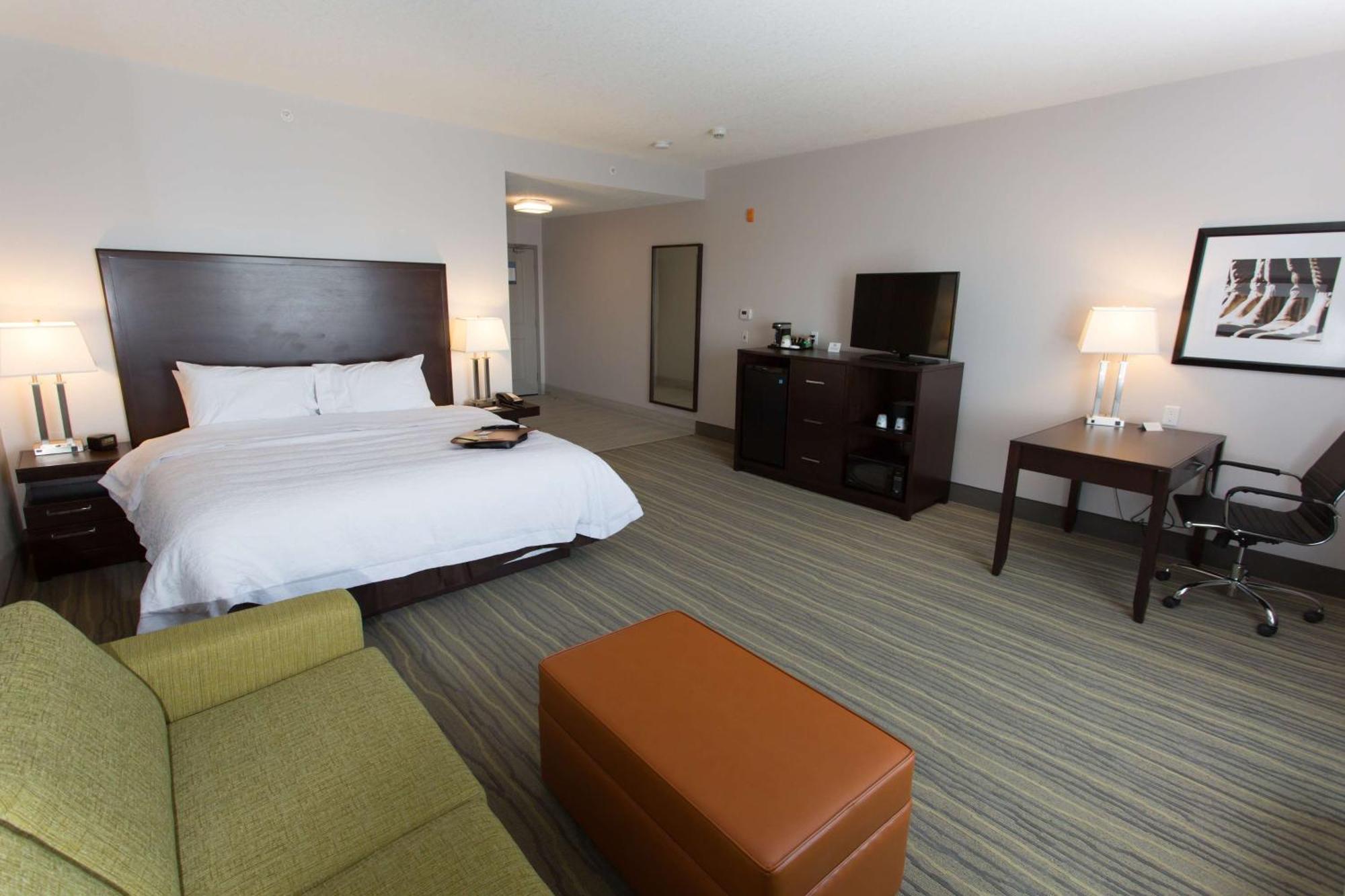 Hampton Inn By Hilton Ллойдминстер Экстерьер фото