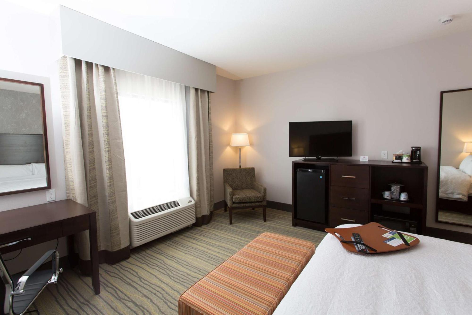 Hampton Inn By Hilton Ллойдминстер Экстерьер фото