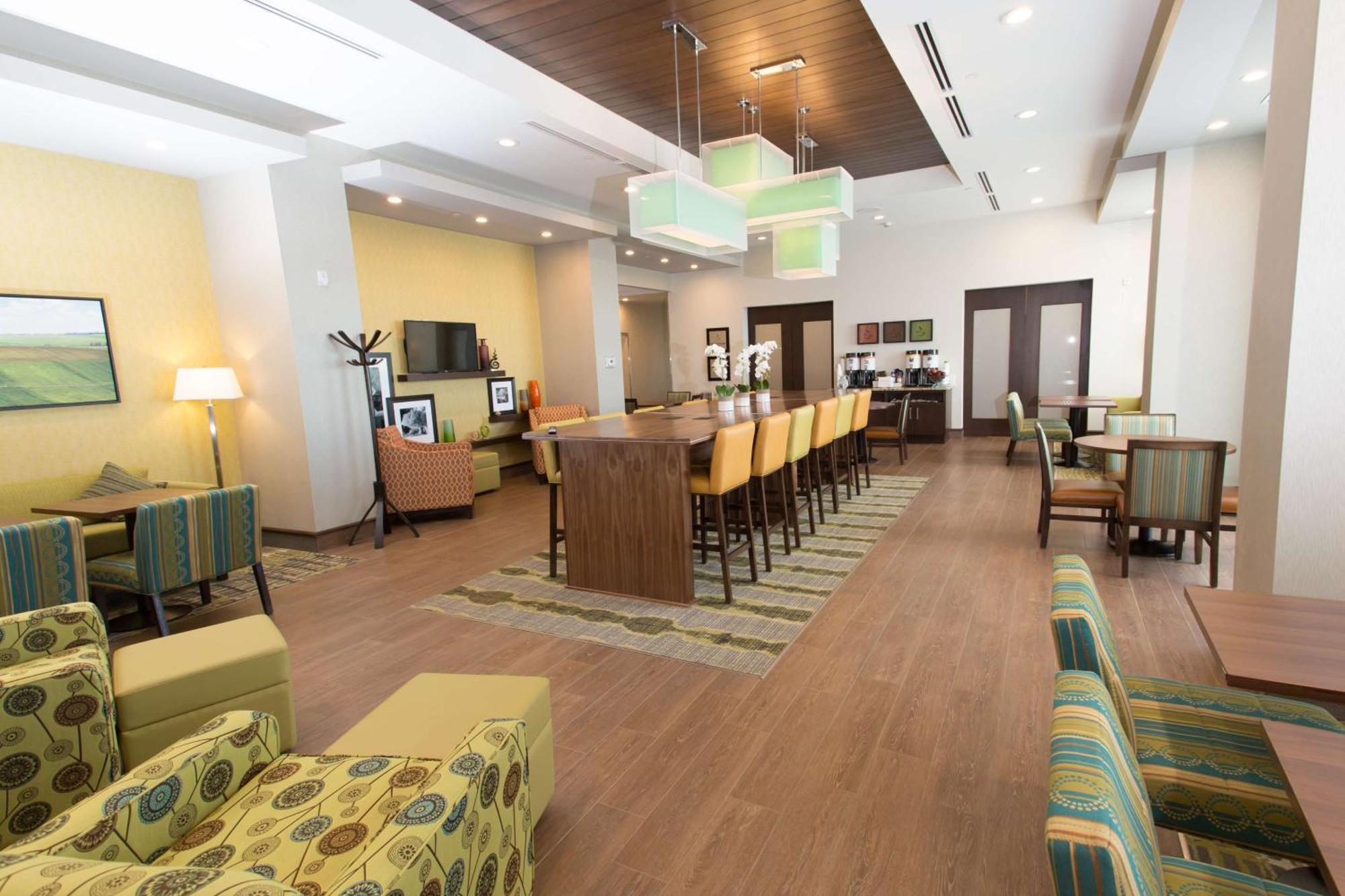 Hampton Inn By Hilton Ллойдминстер Экстерьер фото
