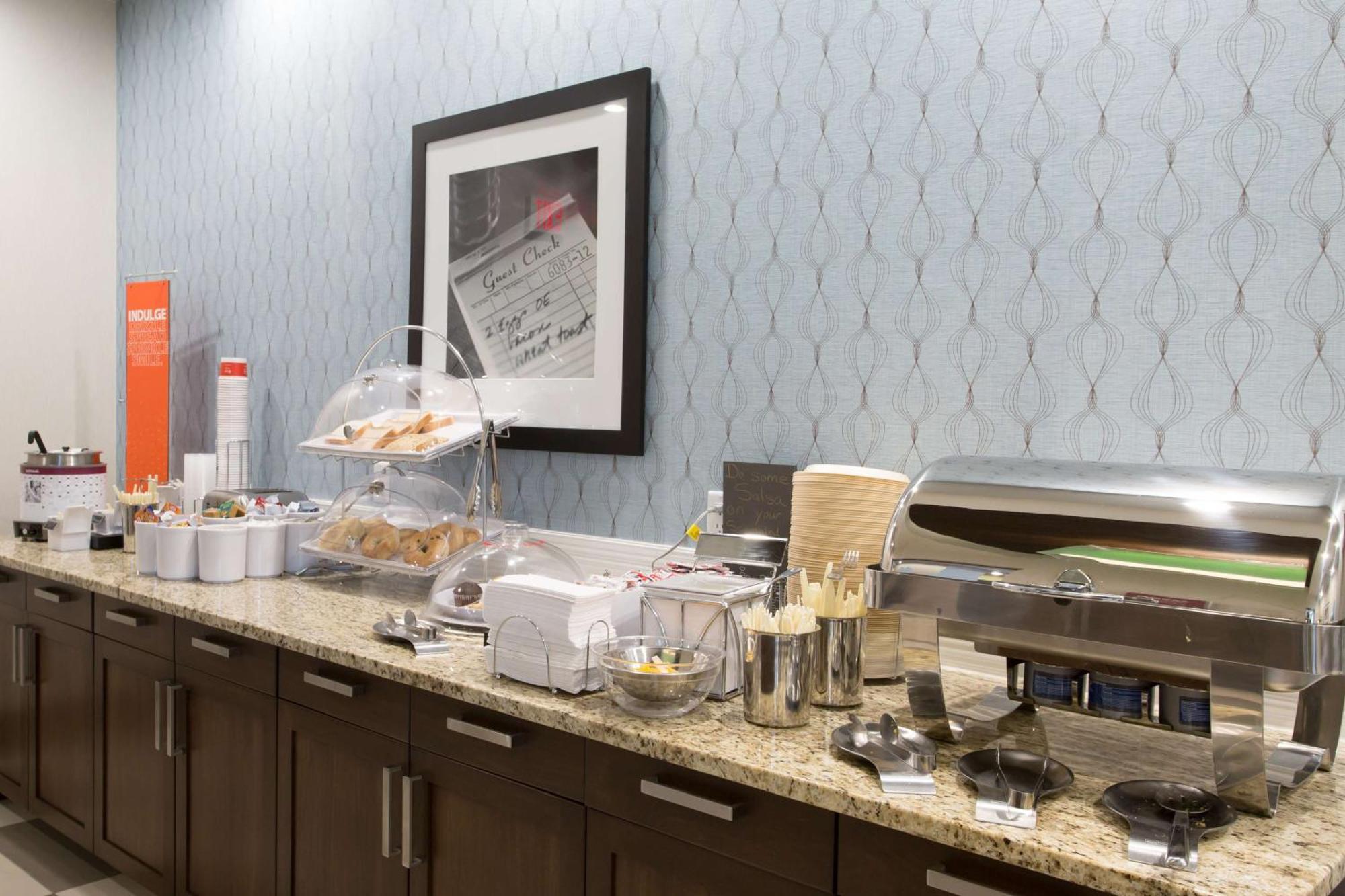 Hampton Inn By Hilton Ллойдминстер Экстерьер фото