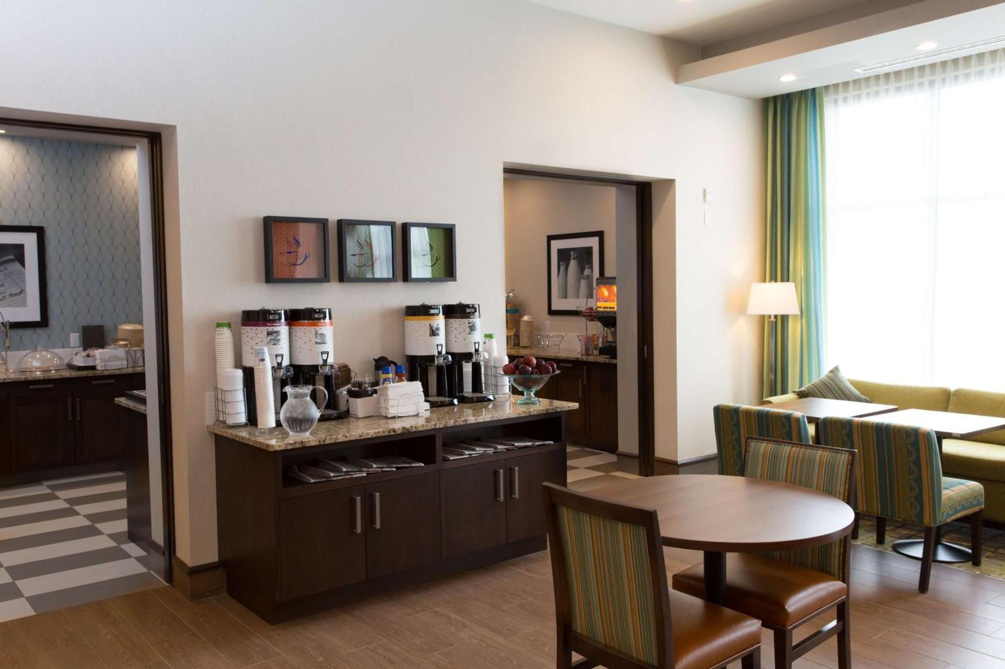 Hampton Inn By Hilton Ллойдминстер Экстерьер фото